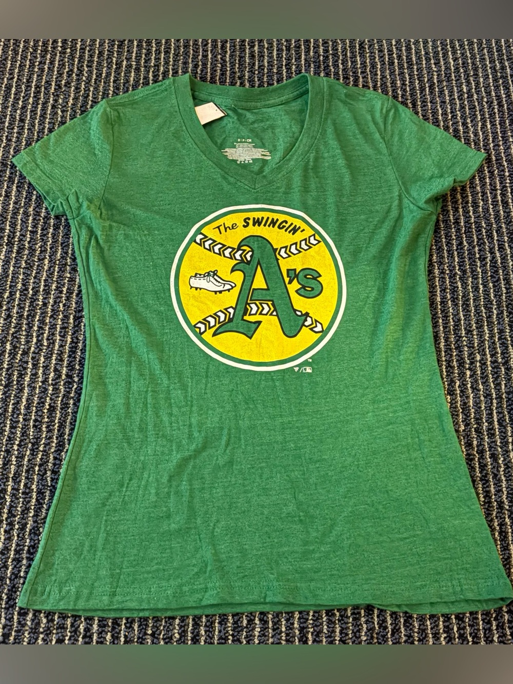 OAKLAND The SWINGIN’ A’s V-neck Women’s Vintage Style XL T-Shirt Green